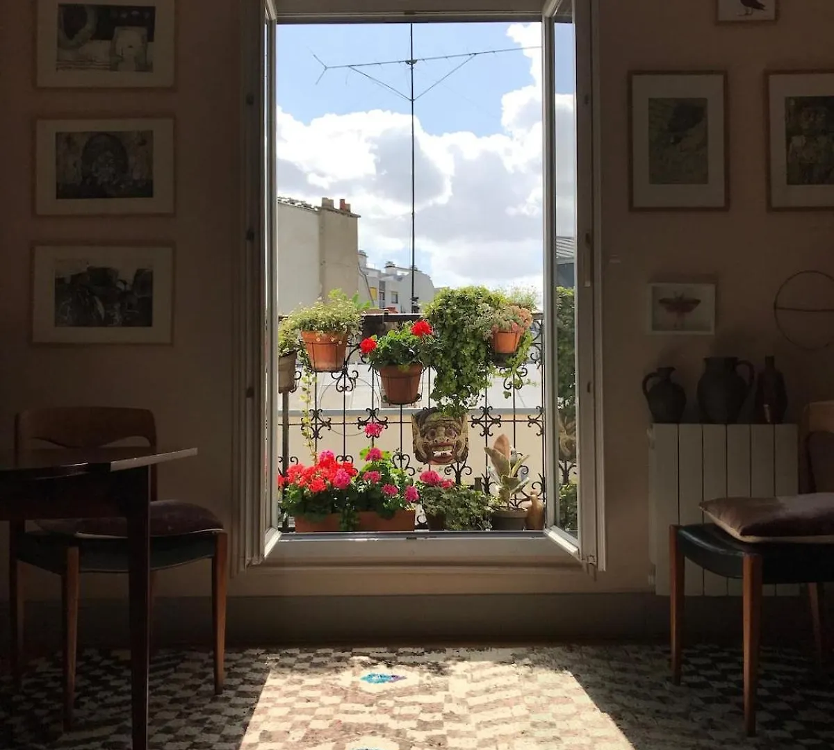 Cozy Montmartre Apartment With Views Over Rooftops Paris França